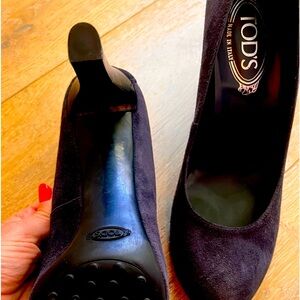 Tod’s pump is brand new. Unfortunately no box got it a few years ago in Italy.
